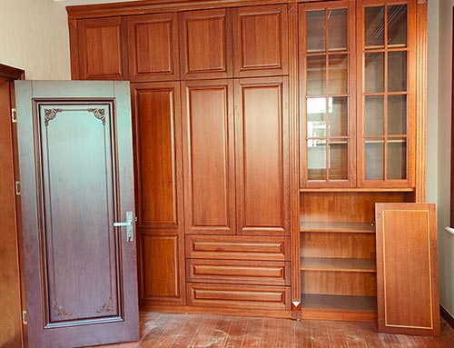 前进中式家庭装修里定制的实木衣柜效果图